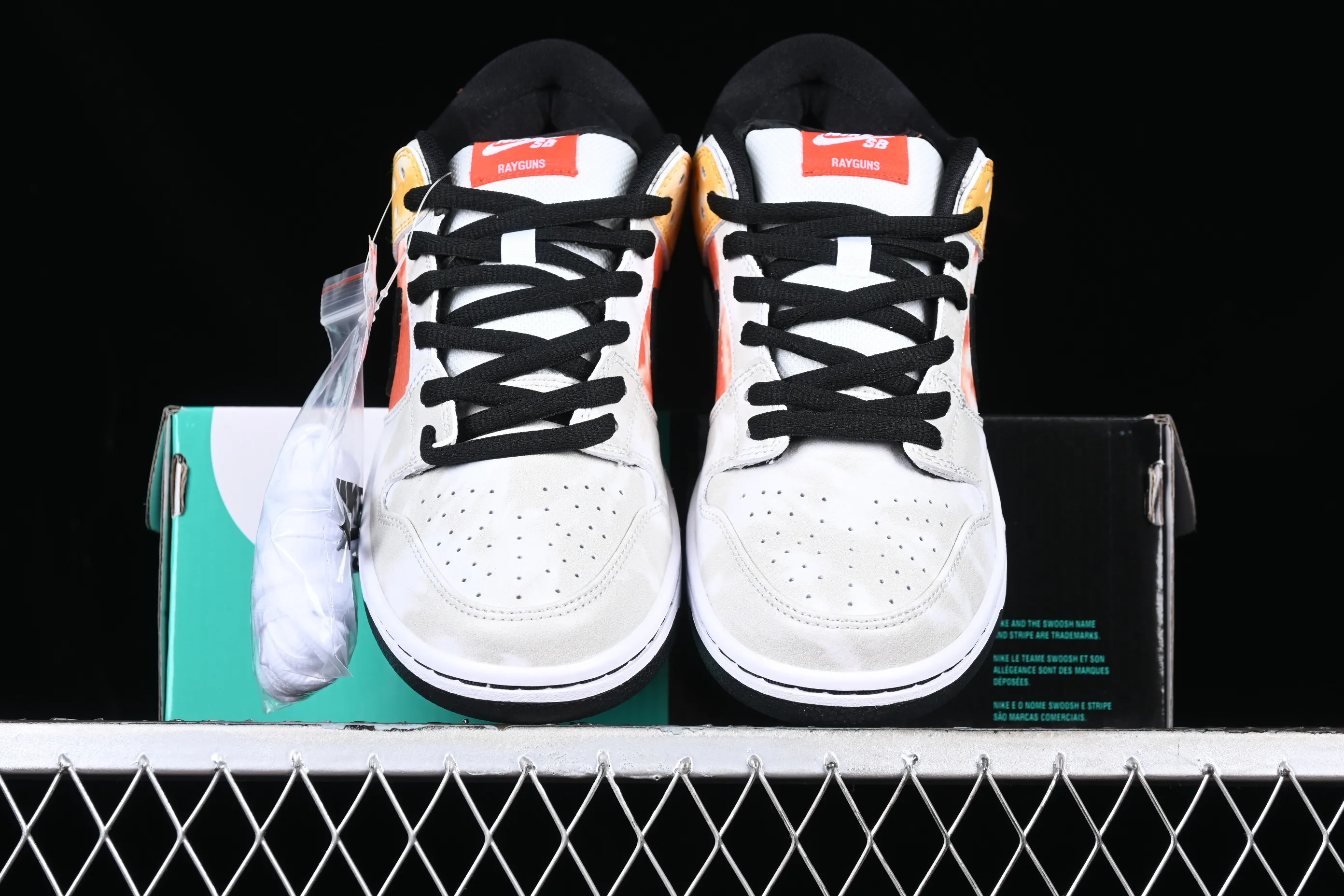 All categories Nk SB Dunk series Nk SB Dunk Low low-top sneakers Nk SB Dunk Low "Raygun" alien embroidery SB smashed backboard fashion casual sneakers BQ6832-101